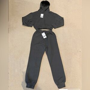 Zara long sleeve sweatsuit set with hoodie
Size: XS